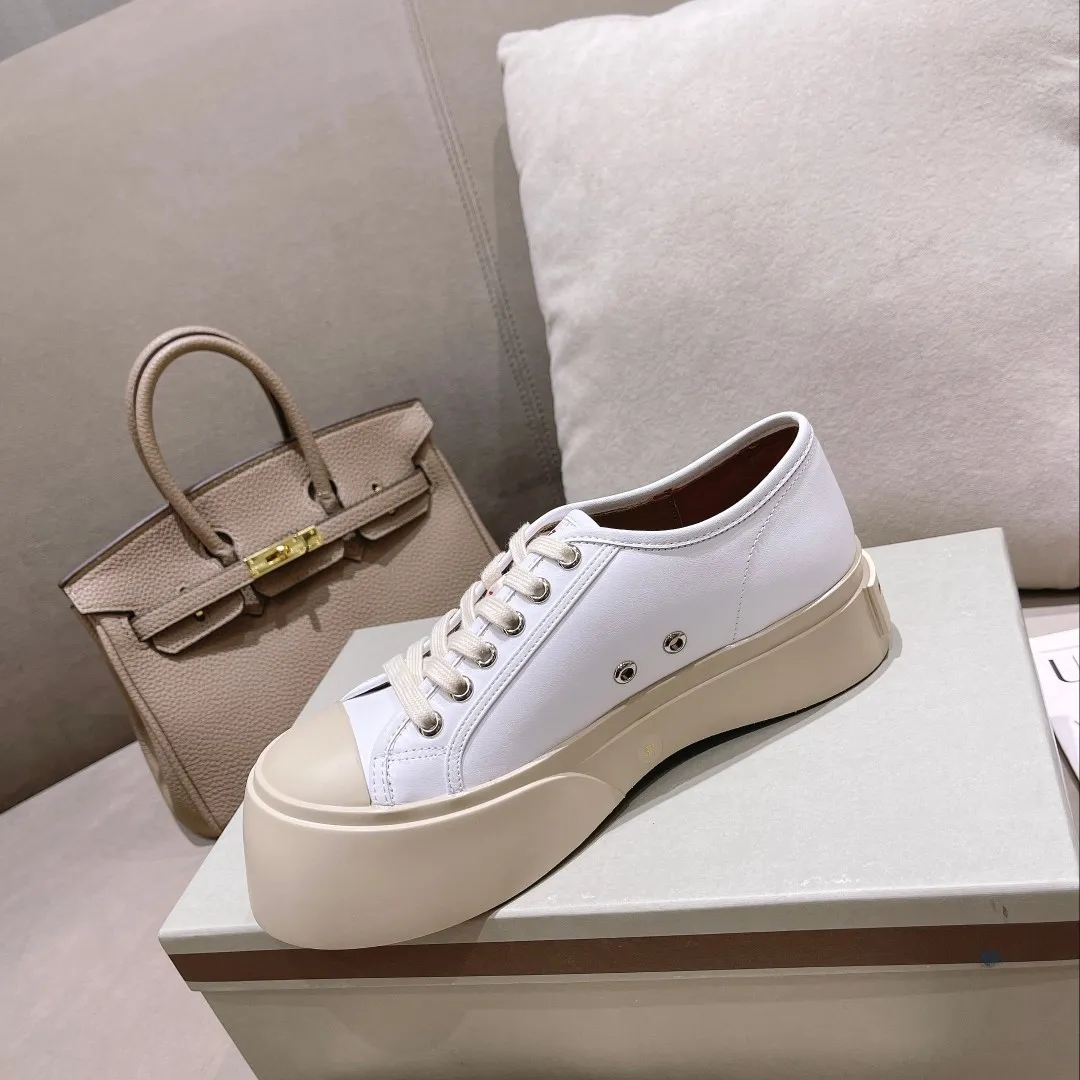 👟👟Ex-factory price 480👟👟Higher version of Marni Mani, popular online celebrity, Taobao, popular single model in physical stores! The lines of this shoe are very smooth. The round toe is a bit exaggerated, but you will know when you try it on. This thick and round shoe actually makes your legs very slim and long. The original version is reproduced in a one-to-one ratio, and the material is also one-to-one. It feels good on your feet! Fabric: Imported wool twill (grained calfskin) Lining: Imported sheepskin lining Size: 35 to 40 Outsole: T 👟👟 Factory price U Color: White cloth, black cloth, black leather, white leather, gray leather